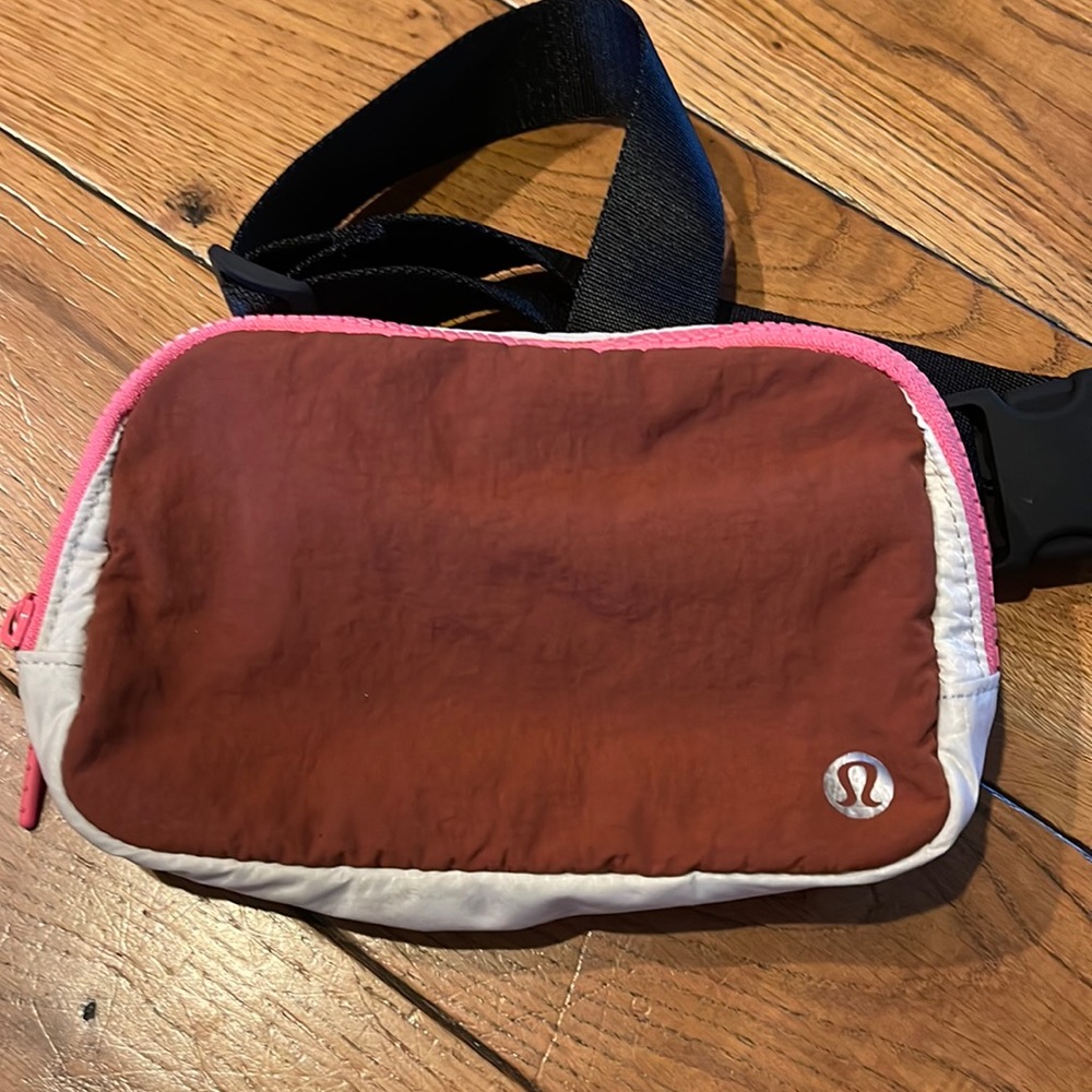lululemon athletica rust red and pink waist pack with cream trim